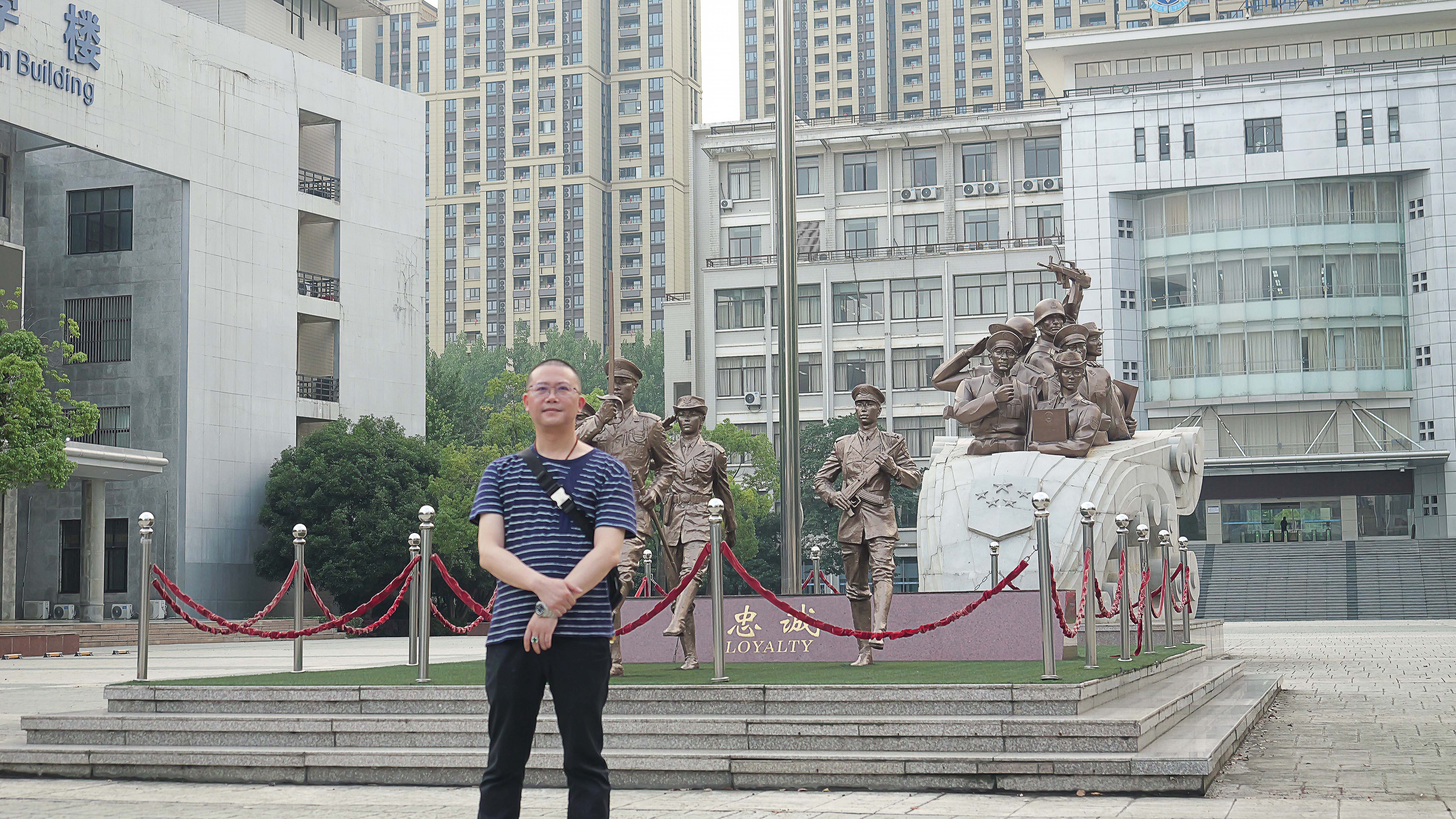 钱老师与雕塑.jpg